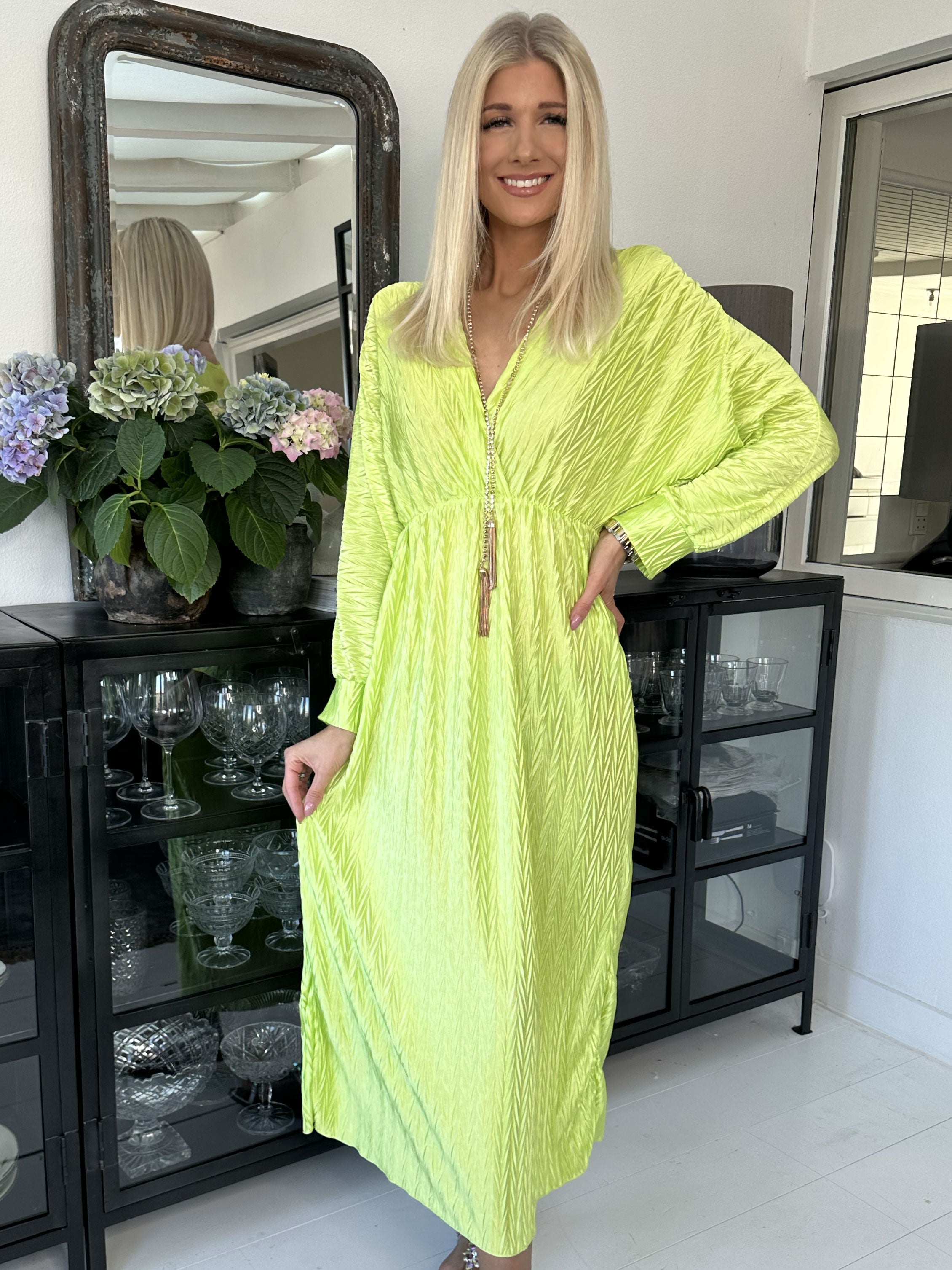 Love - Lång vacker plisserad klänning i glänsande tyg